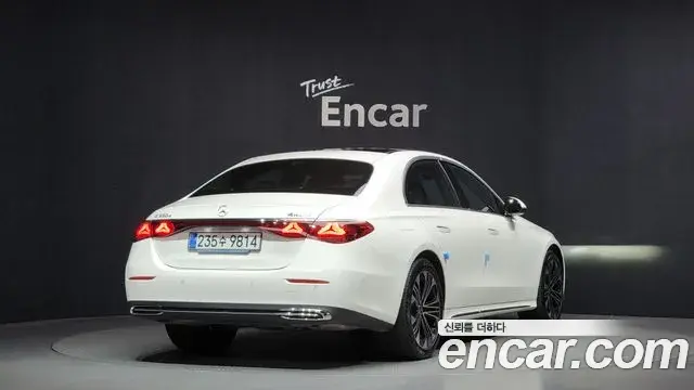 Mercedes-Benz E-Class 2025 — Photo 12/20