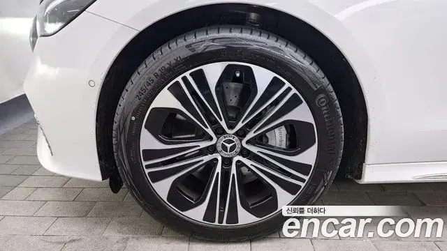 Mercedes-Benz E-Class 2025 — Photo 17/20