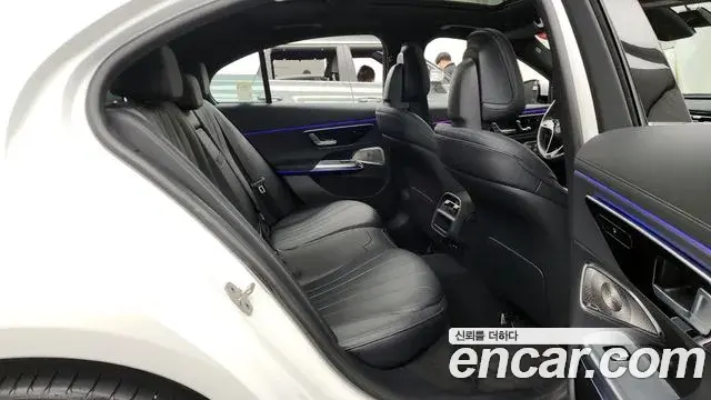 Mercedes-Benz E-Class 2025 — Photo 6/20