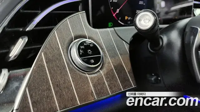 Mercedes-Benz E-Class 2025 — Photo 8/20