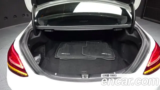 Mercedes-Benz C-Class 2021 — ფოტო 19/20