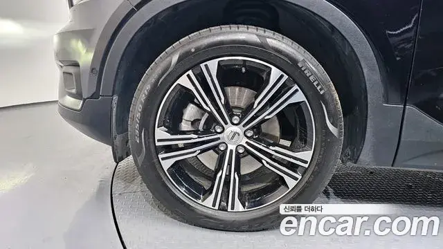 Volvo XC40 2021 — ფოტო 5/20