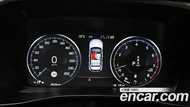 Volvo XC40 2021 — ფოტო 18/20