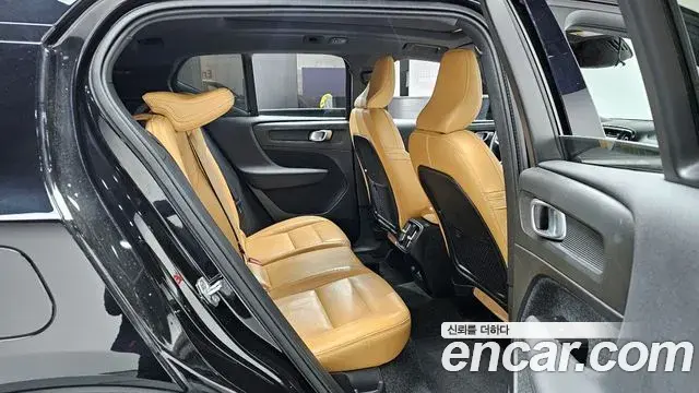 Volvo XC40 2021 — ფოტო 4/20