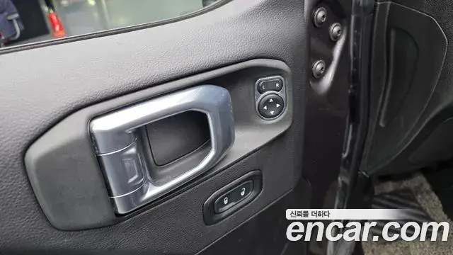 Jeep Wrangler 2022 — ფოტო 19/20