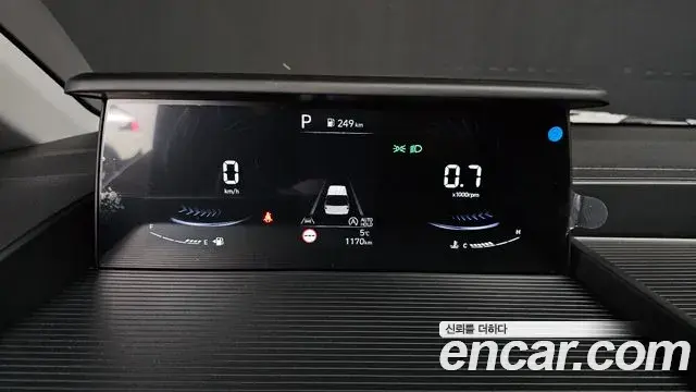 Hyundai Staria 2025 — Photo 8/20