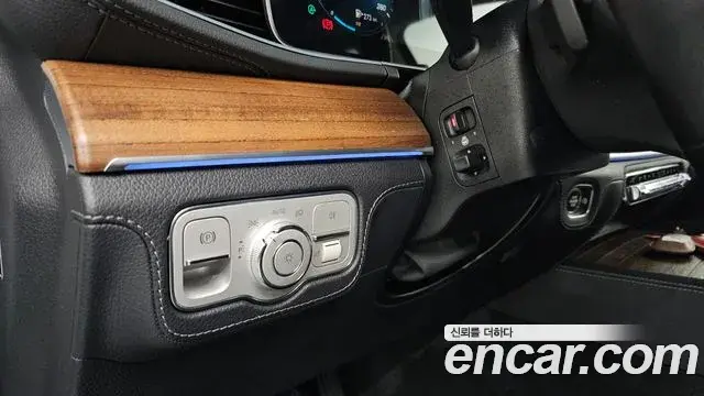 Mercedes-Benz GLE-Class 2021 — ფოტო 8/20