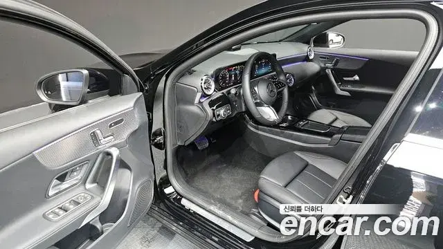 Mercedes-Benz A-Class 2025 — Photo 3/20