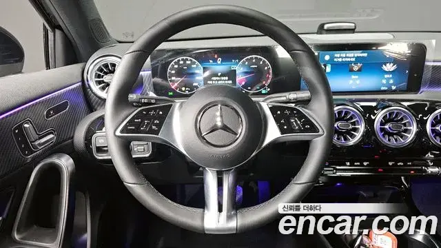 Mercedes-Benz A-Class 2025 — Photo 2/20