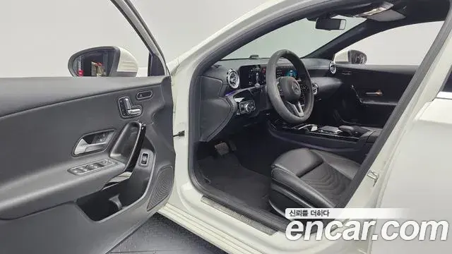 Mercedes-Benz A-Class 2020 — Photo 11/20