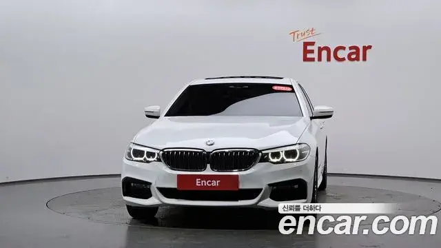 BMW 5 Series 2018 — ფოტო 14/20