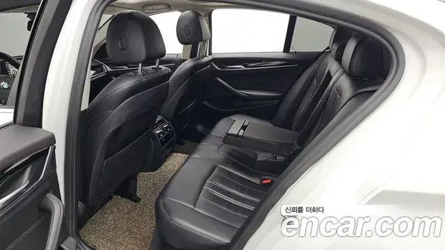 BMW 5 Series 2018 — ფოტო 8/20
