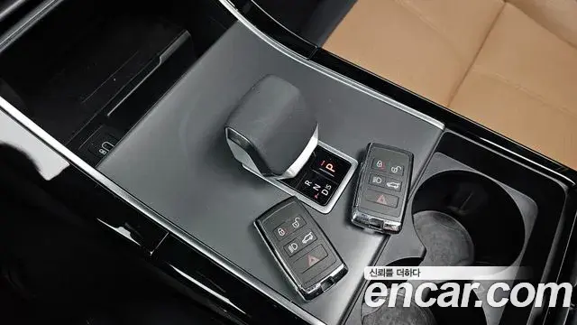 Land Rover Range Rover Velar 2024 — ფოტო 8/20