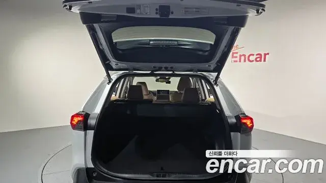 Toyota RAV4 2024 — Photo 9/20