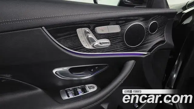 Mercedes-Benz E-Class 2019 — ფოტო 17/20