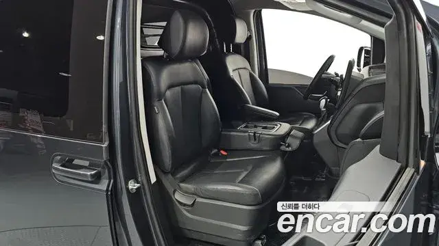 Hyundai Staria 2023 — Photo 3/20
