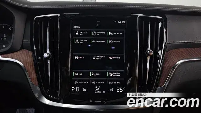 Volvo S60 2021 — Photo 1/20