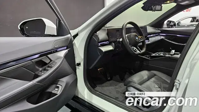 BMW 5 Series 2025 — Photo 8/20