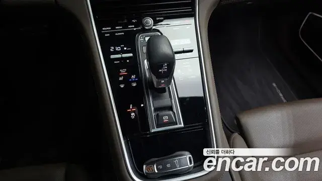 Porsche Panamera 2020 — ფოტო 4/20