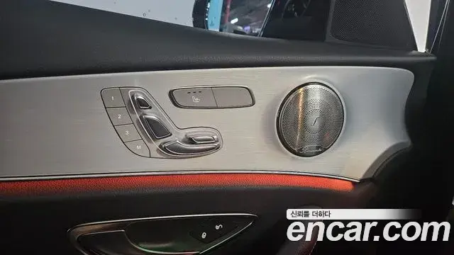 Mercedes-Benz E-Class 2020 — Photo 15/20