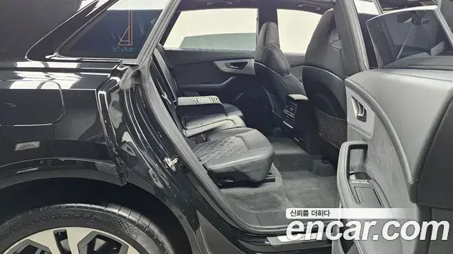Audi Q8 2023 — Şəkil 9/20
