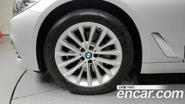 BMW 5 Series 2020 — ფოტო 17/20