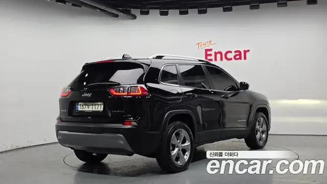 Jeep Cherokee 2021 — Фото 2/20