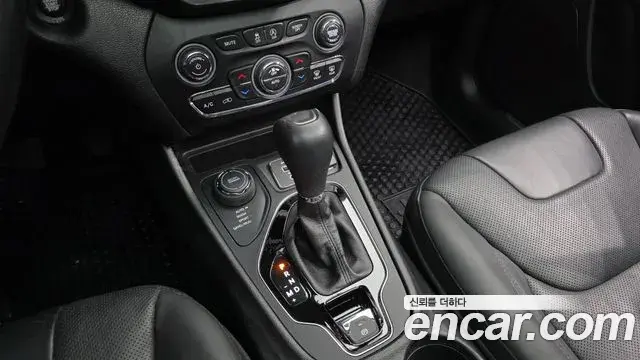 Jeep Cherokee 2021 — Фото 9/20