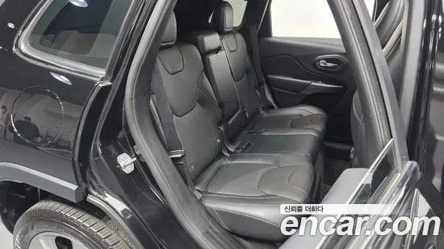 Jeep Cherokee 2021 — Фото 12/20