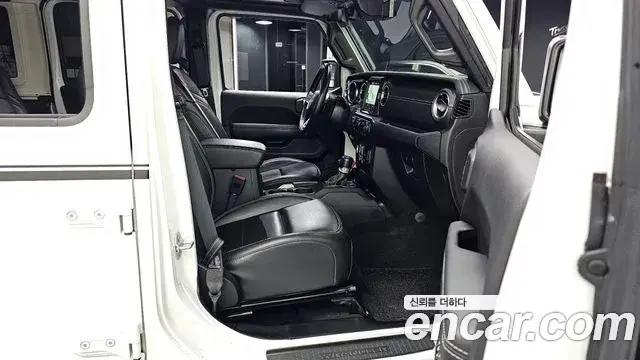 Jeep Wrangler 2021 — ფოტო 15/20