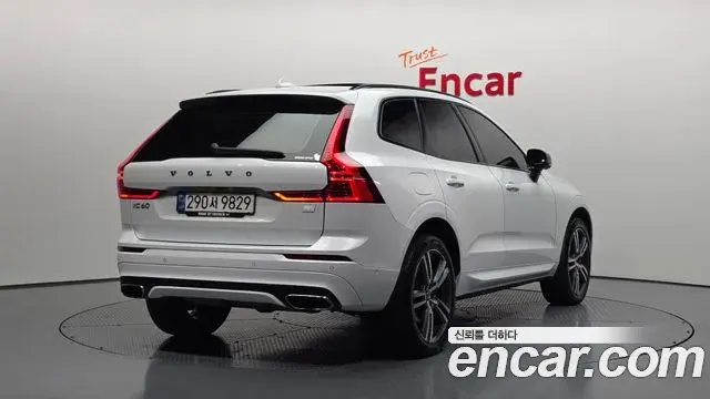Volvo XC60 2021 — ფოტო 14/20