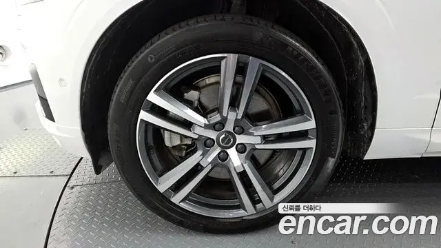 Volvo XC60 2021 — ფოტო 4/20