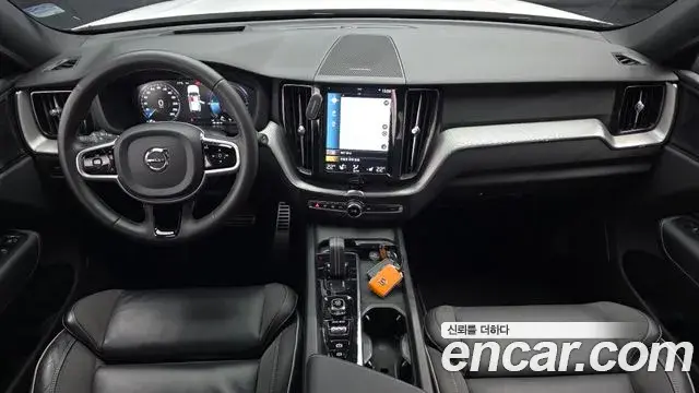 Volvo XC60 2021 — ფოტო 3/20