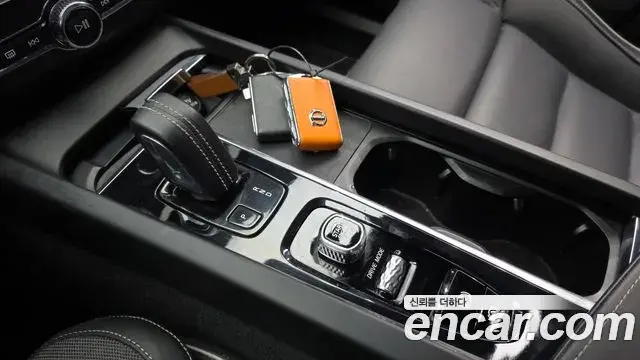 Volvo XC60 2021 — ფოტო 13/20