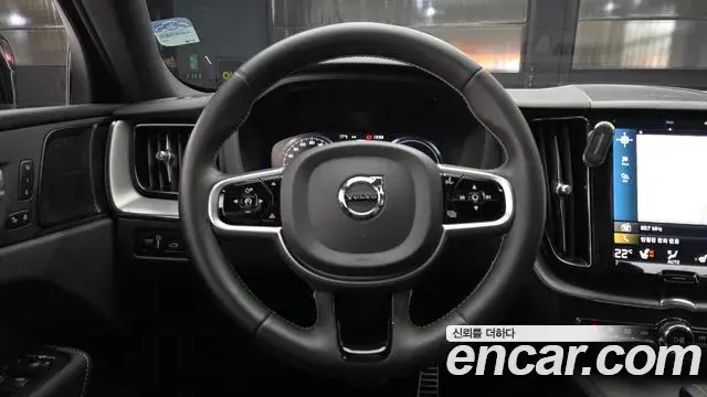 Volvo XC60 2021 — ფოტო 8/20