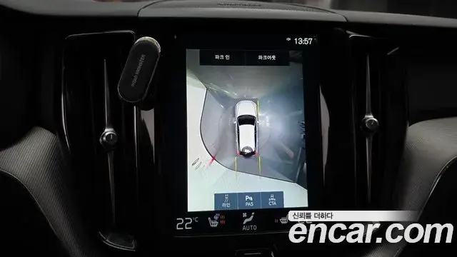 Volvo XC60 2021 — ფოტო 16/20