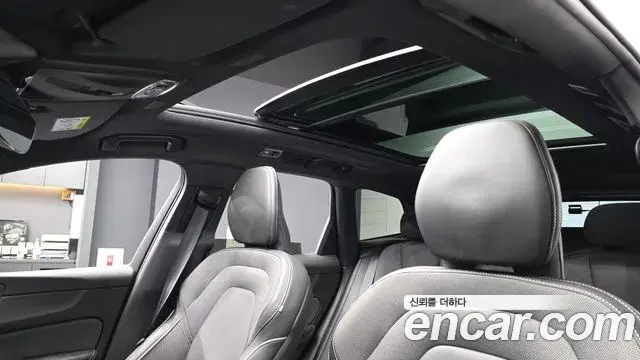 Volvo XC60 2021 — ფოტო 2/20