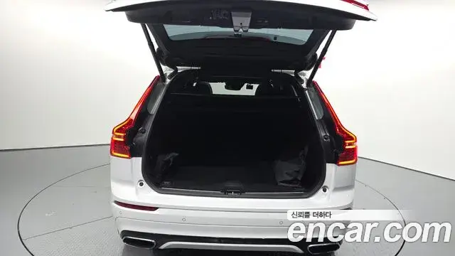 Volvo XC60 2021 — ფოტო 11/20