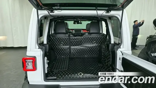 Jeep Wrangler 2021 — Şəkil 17/20