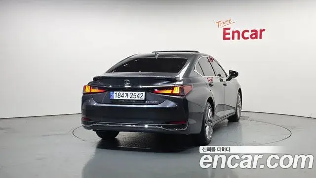 Lexus ES300h 2024 — Şəkil 10/20