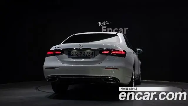 Mercedes-Benz E-Class 2023 — ფოტო 16/20