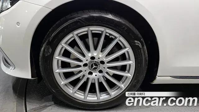Mercedes-Benz E-Class 2023 — ფოტო 17/20