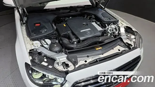 Mercedes-Benz E-Class 2023 — ფოტო 11/20
