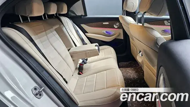Mercedes-Benz E-Class 2023 — ფოტო 14/20