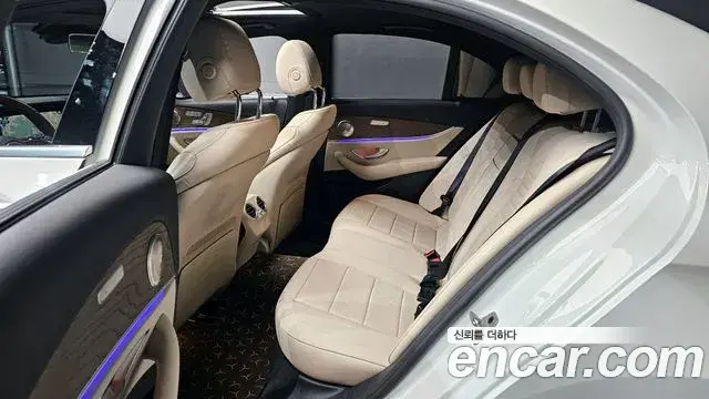 Mercedes-Benz E-Class 2023 — ფოტო 15/20