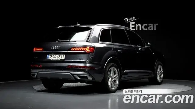 Audi Q7 2021 — Photo 3/20
