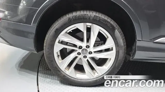 Audi Q7 2021 — Photo 1/20