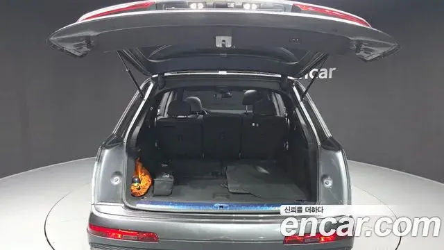 Audi Q7 2021 — Photo 20/20