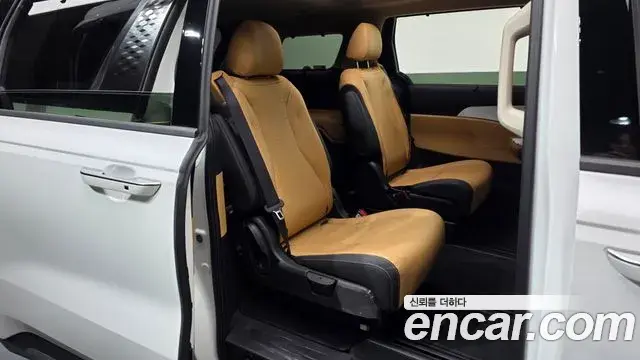Kia Carnival 2023 — ფოტო 10/20