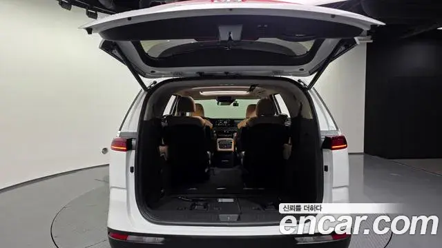 Kia Carnival 2023 — ფოტო 8/20